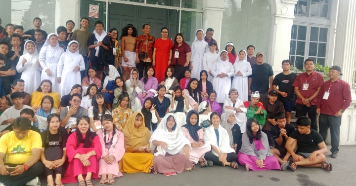 Wakil Ketua DPRD Kota Pematangsiantar Ir. Daud Simanjuntak, MM Foto Bersama Dengan Para Panitia Paskah Umat Katolik Seusai Kegiatan Jalan Salib.