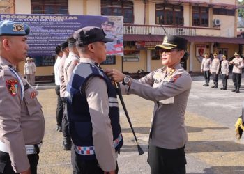 Apel Jam Pimpinan, Kapolres Pematangsiantar Bagikan Kaporlap kepada Personil.