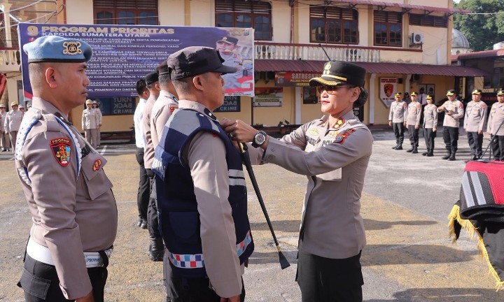Apel Jam Pimpinan, Kapolres Pematangsiantar Bagikan Kaporlap kepada Personil.