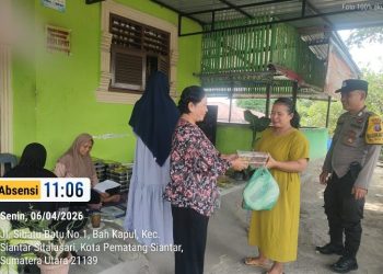 Bhabinkamtibmas Polsek Siantar Martoba Dampingi Ibu Kader Posyandu Distribusikan MBG di Jalan Sibatu Batu.