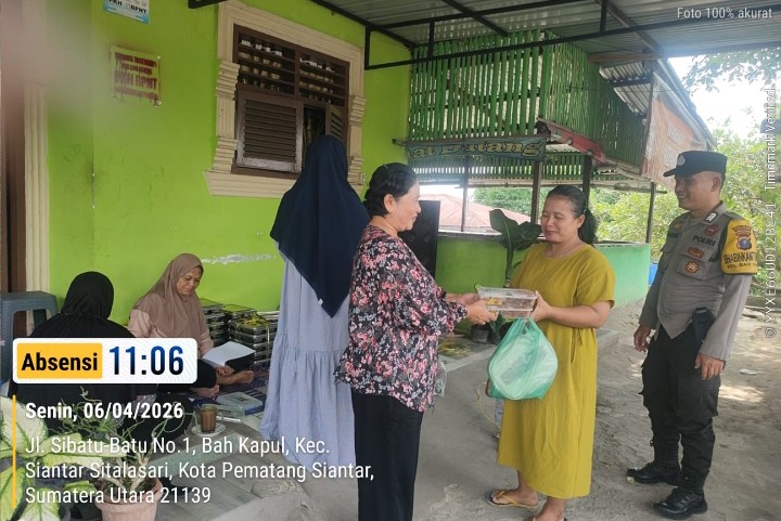 Bhabinkamtibmas Polsek Siantar Martoba Dampingi Ibu Kader Posyandu Distribusikan MBG di Jalan Sibatu Batu.