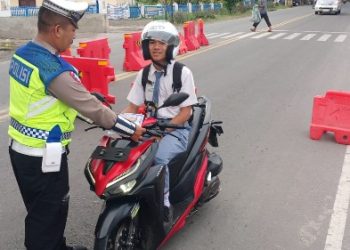 Sat Lantas Polres Pematangsiantar Bagikan Brosur Tertib Berlalu Lintas kepada Pengguna Jalan.