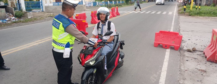 Sat Lantas Polres Pematangsiantar Bagikan Brosur Tertib Berlalu Lintas kepada Pengguna Jalan.