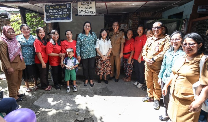 Ketua TP PKK Kota Pematangsiantar Ny Liswati Wesly Silalahi Kunjungi Pos Pelayanan Terpadu di Kecamatan Siantar Marihat.
