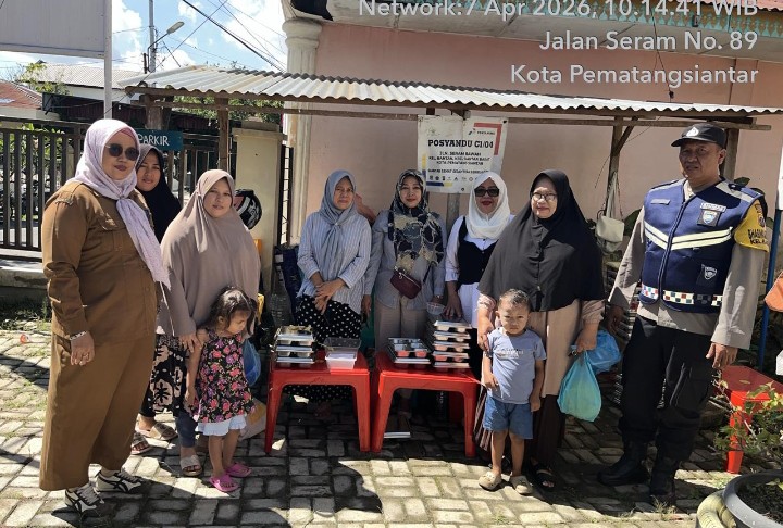 Bhabinkamtibmas Polsek Siantar Barat Monitoring Distribusi MBG di Kantor Kelurahan Bantan.