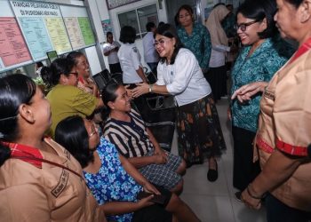 Ketua TP PKK Kota Pematangsiantar Ny Liswati Wesly Silalahi Tinjau pelaksanaan Inspeksi Visual Asam Asetat (IVA) Test di Puskesmas Aek Nauli.