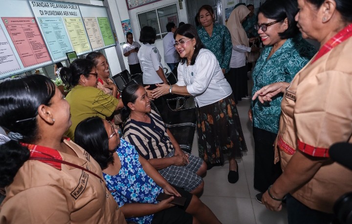 Ketua TP PKK Kota Pematangsiantar Ny Liswati Wesly Silalahi Tinjau pelaksanaan Inspeksi Visual Asam Asetat (IVA) Test di Puskesmas Aek Nauli.