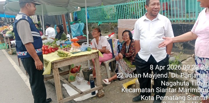 Bhabinkamtibmas Polsek Siantar Marihat Sambang Kamtibmas di Pasar Pagi.