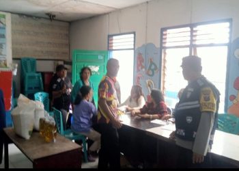 Bhabinkamtibmas Polsek Siantar Marihat Monitoring Pembagian Bantuan Pangan Kepada Warga.