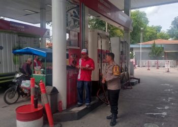 Bhabinkamtibmas Polsek Siantar Timur Sambangi SPBU Simpang Sambo, Stok BBM Masih Aman.