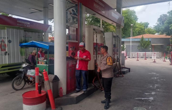 Bhabinkamtibmas Polsek Siantar Timur Sambangi SPBU Simpang Sambo, Stok BBM Masih Aman.