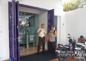 Bhabinkamtibmas Polsek Siantar Barat Sambangi Bank Muamalat, Sampaikan Pesan Kamtibmas.