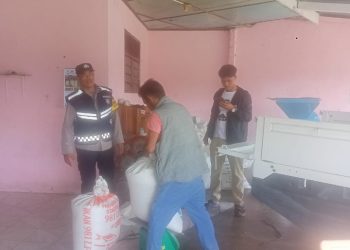 Polsek Siantar Marihat Dampingi Warga Binaan Jual Jagung Ke Bulog Cabang Pematangsiantar.