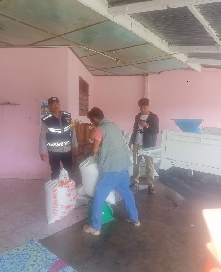 Polsek Siantar Marihat Dampingi Warga Binaan Jual Jagung Ke Bulog Cabang Pematangsiantar.
