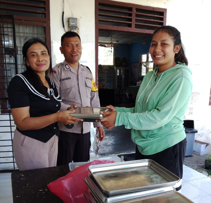 Bhabinkamtibmas Polsek Siantar Selatan Hadir Pendistribusian MBG Kepada Ibu Hamil & Balita.