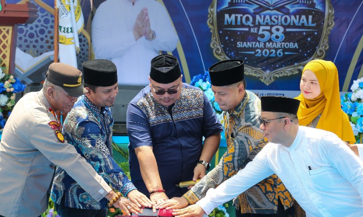 Wali Kota Pematangsiantar Wesly Silalahi, SH, MKn Diwakili Asisten Administrasi Umum Setdako Pematangsiantar Dedy Tunasto Setiawan, SH, MH, Membuka MTQN Tingkat Kecamatan Siantar Martoba.