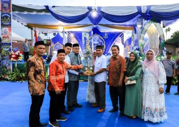 Wali Kota Pematangsiantar Wesly Silalahi, SH, MKn Diwakili Asisten Bidang Administrasi Umum Dedy Tunasto Setiawan, SH, MH Serahkan Trofi Juara Umum Kepada Kelurahan Sumber Jaya Pada Penutupan Kegiatan MTQN Ke - 58 Tingkat Kecamatan Siantar Martoba Tahun 2026.