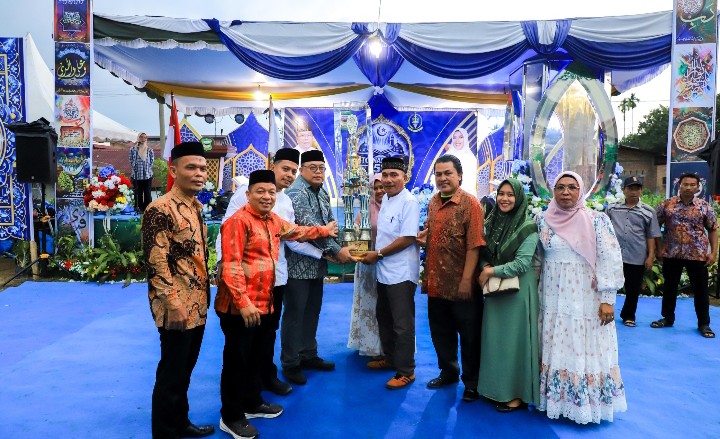 Wali Kota Pematangsiantar Wesly Silalahi, SH, MKn Diwakili Asisten Bidang Administrasi Umum Dedy Tunasto Setiawan, SH, MH Serahkan Trofi Juara Umum Kepada Kelurahan Sumber Jaya Pada Penutupan Kegiatan MTQN Ke - 58 Tingkat Kecamatan Siantar Martoba Tahun 2026.