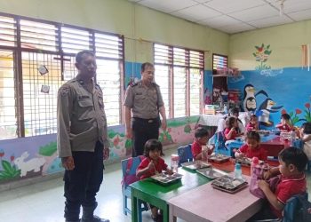 Bhabinkamtibmas Polsek Siantar Timur Monitoring Distribusi MBG di TK Nazaret.