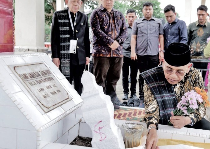 Ziarah ke Makam Raja Siantar Sang Nauwaluh Damanik : Menutup Rangkaian Ziarah Raja Marpitu dalam Hari Jadi Ke - 193 Daerah Simalungun.