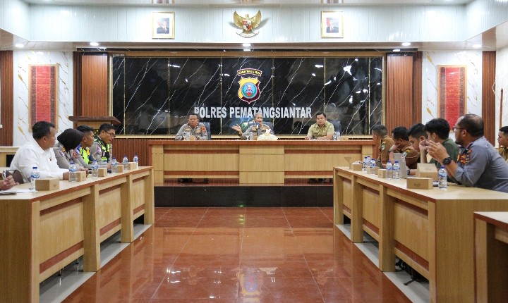 Dihadiri Sejumlah Pimpinan OPD & Para Camat, Kapolres Pematangsiantar AKBP Sah Udur Togi Marito Sitinjak, Buka Rapat Peringatan Hari Jadi Ke - 155 Kota Pematangsiantar.
