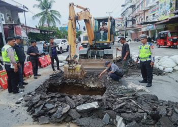 Sat Lantas Polres Pematangsiantar Survey Perbaikan Jalan Rusak & Amblas di Jalan Gereja.