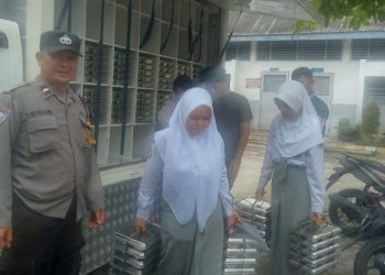 Bhabinkamtibmas Polsek Siantar Timur Monitoring Distribusi MBG di SMU Negeri 4.