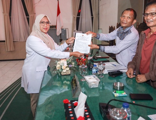 Wali Kota Pematangsiantar Wesly Silalahi, SH, MKn Diwakili Wakil Wali Kota Herlina Hadiri Rapat Paripurna DPRD Pematangsiantar Dengan Agenda Penyampaian Nota Jawaban Wali Kota Pematangsiantar atas Pemandangan Umum Fraksi - Fraksi DPRD Terhadap Nota Pengantar LKPJ Wali Kota Pematangsiantar TA 2025.