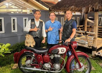 Prosesi penyematan rompi kehormatan BOMS MC dilakukan langsung oleh Sekretaris BOMS MC, Dr. Boy Warongan, MSP.