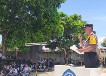 Bhabinkamtibmas Polsek Siantar Marihat Sampaikan Pesan Pesan Kamtibmas di SMA Negeri 1.