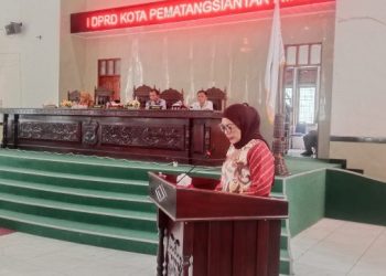 Juru Bicara Fraksi Golkar Indonesia DPRD Kota Pematangsiantar dibacakan langsung oleh Sri Rahmawati.