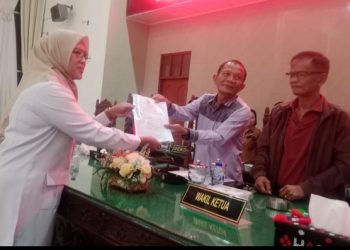 Wakil Ketua DPRD Pematangsiantar Ir. Daud Simanjuntak, MM Menerima Nota Jawaban LKPJ Walikota Pematangsiantar Yang di Serahkan Wakil Walikota Herlina.