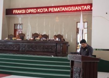 Juru Bicara Fraksi PAN DPRD Pematangsiantar Aprial Ginting Membacakan Pandangan Fraksi nya.