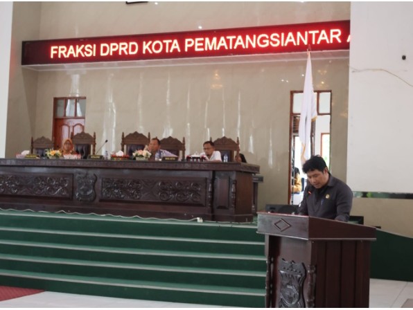 Juru Bicara Fraksi PAN DPRD Pematangsiantar Aprial Ginting Membacakan Pandangan Fraksi nya.