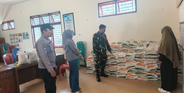 Bhabinkamtibmas Polsek Siantar Martoba Monitoring Pendistribusian Bantuan Pangan Tahun 2026.