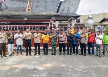 Kapolsek Siantar Selatan Dampingi Camat Monitoring Kebersihan & Pengecetan Jorat Sangnawaluh.