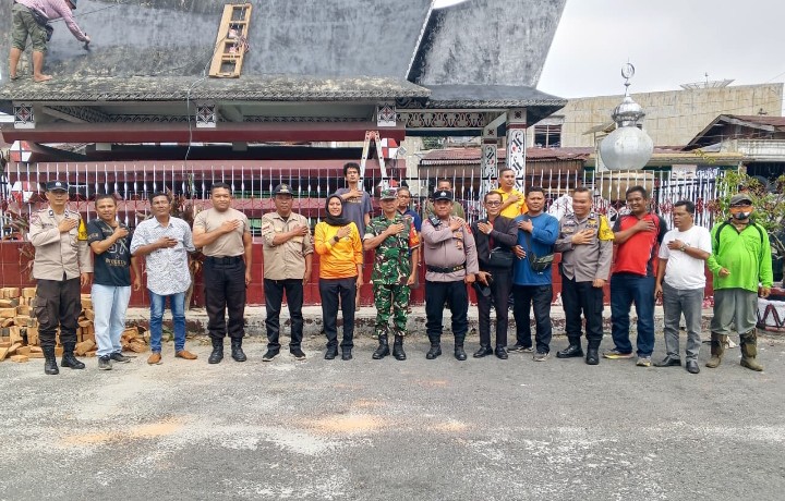 Kapolsek Siantar Selatan Dampingi Camat Monitoring Kebersihan & Pengecetan Jorat Sangnawaluh.