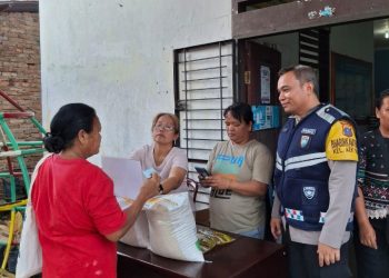 Bhabinkamtibmas Polseķ Siantar Selatan Monitoring Pembagian Bantuan Pangan Kepada Warga Kelurahan Aek Nauli.