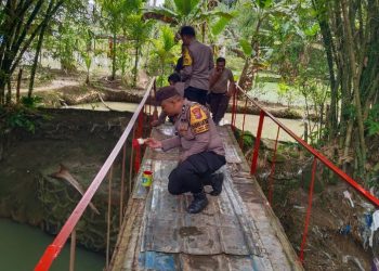 Polri Untuk Masyarakat, Kapolsek Siantar Martoba Bersama Personil Perbaiki Jembatan Rusak di Jalan Suka Dame.