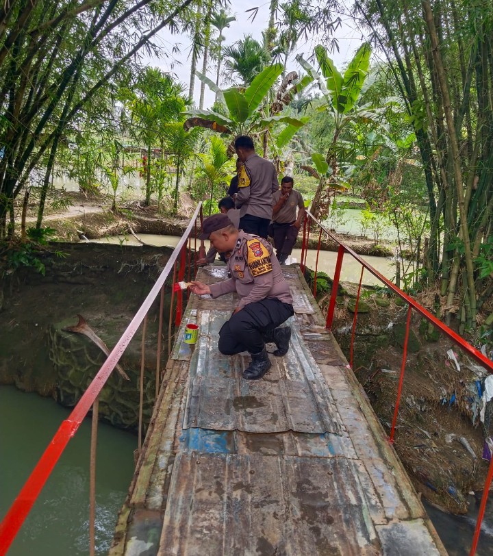 Polri Untuk Masyarakat, Kapolsek Siantar Martoba Bersama Personil Perbaiki Jembatan Rusak di Jalan Suka Dame.
