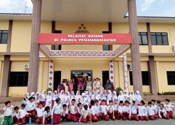 Polres Pematangsiantar Kenalkan dan Tanamkan Polisi & Polwan Sahabat Anak ke Siswa Siswi SD.