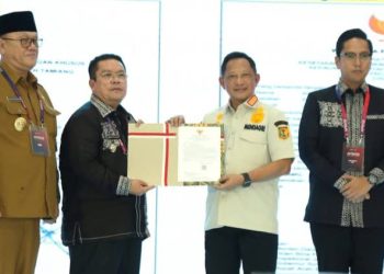 Wali Kota Wesly Serahkan Surat Pernyataan Kesediaan Hibah Rp25 M dari TKD Untuk Kabupaten Bener Meriah.