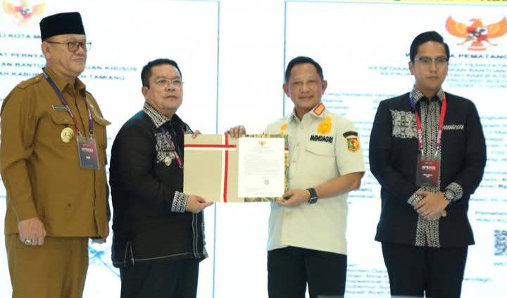 Wali Kota Wesly Serahkan Surat Pernyataan Kesediaan Hibah Rp25 M dari TKD Untuk Kabupaten Bener Meriah.