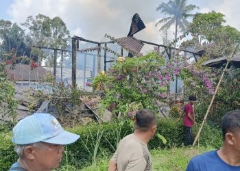 Polsek Jorlang Hataran Respons Cepat Kebakaran Rumah Panggung di Dusun Hinalang — Kapolsek Turun Langsung ke TKP, Kerugian Ditaksir Rp. 40 Juta.