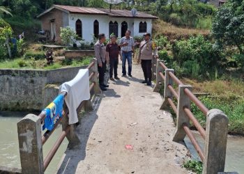 Bhabinkamtibmas Polsek Siantar Selatan Dampingi Cek Jembatan Penyeberangan di Gang Losung Aek.
