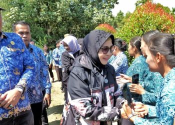Berkunjung di Nagori Silou Huluan, Ketua TP KK Ny. Darmawaty Anton Achmad Saragih : Perempuan Harus Menjadi Motor Penggerak Ekonomi Keluarga.