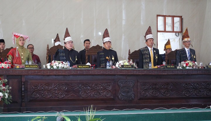 Wali Kota Pematangsiantar Wesly Silalahi, SH, MKn, Hadiri Rapat Paripurna DPRD Kota Pematangsiantar Peringatan Hari Jadi Ke - 155 Kota Pematangsiantar.