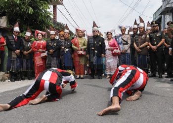 Walikota Pematangsiantar Wesly Silalahi, SH, MKn Disambut Tor - Tor Dihar Saat Ziarah Ke Jorat Raja Siantar.
