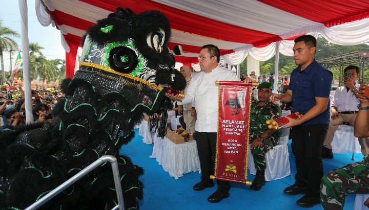 Wali Kota Pematangsiantar Wesly Silalahi, SH, MKn Melepas Karnaval Dalam Lemeriahkan Hari Jadi Ke - 155 Kota Pematangsiantar Tahun 2026 Berlangsung Meriah.
