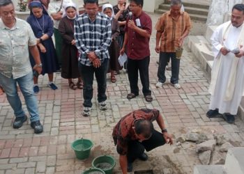 Wakil Ketua DPRD Pematangsiantar Ir. Daud Simanjuntak, MM Meletakkan Batu Pertama Tanda di Mulainya Pembangunan Gua Maria Gereja Paroki Jalan Bali.